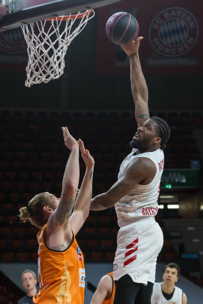 球迷冲入场 球迷冲入场